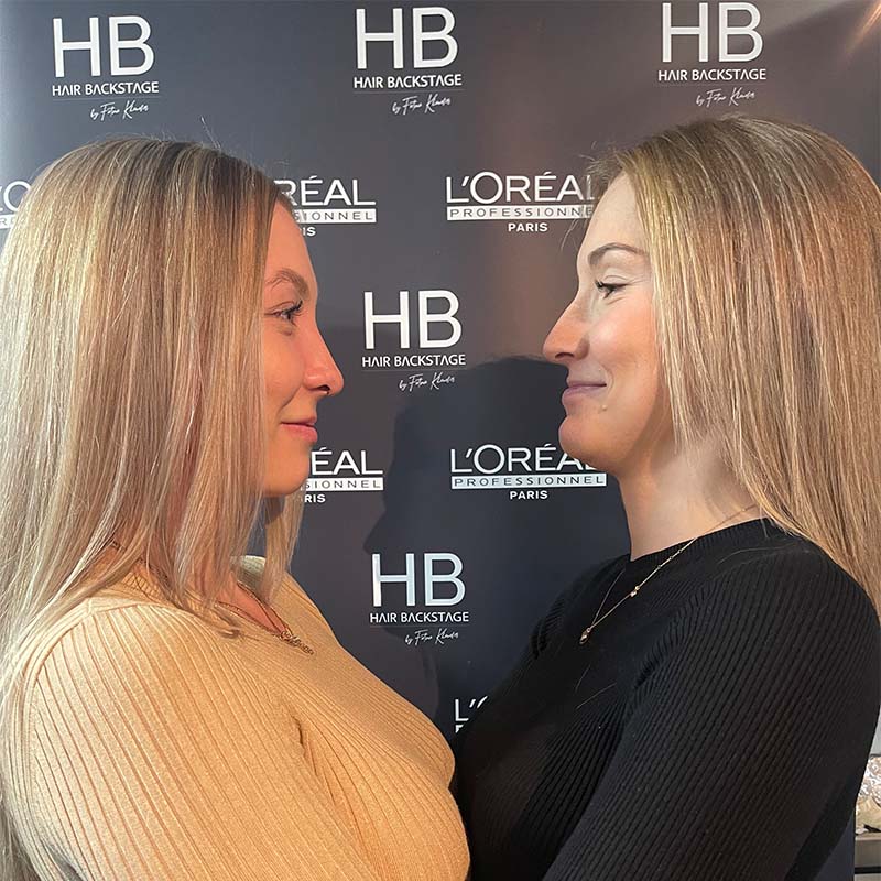 zwei frisch gefärbte, glückliche blondinen im friseursalon hairbackstage in schwäbisch hall