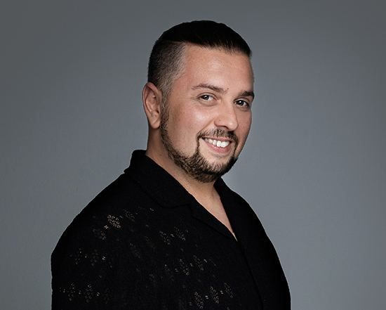 der masterstylist daniel salzer vom friseursalon hairbackstage in schwäbisch hall