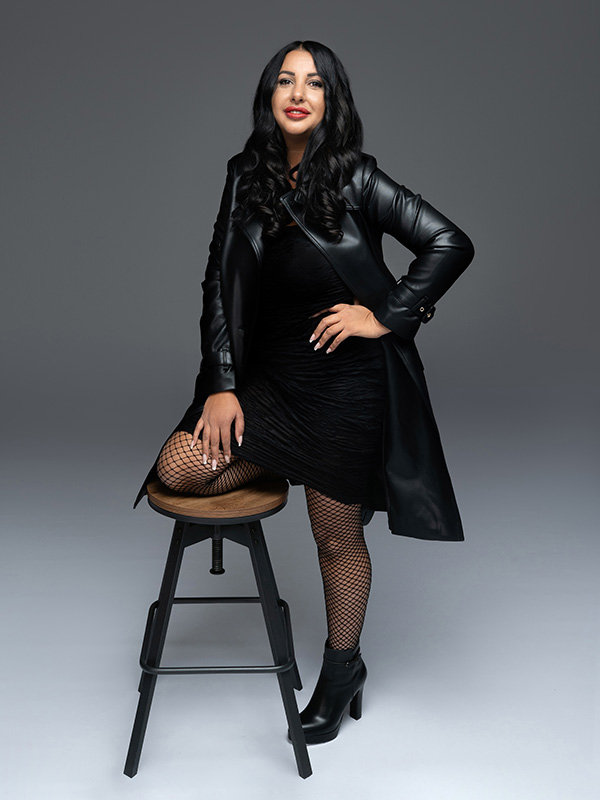 die geschäftsführerin fatma khanafer vom friseursalon hairbackstage in schwäbisch hall